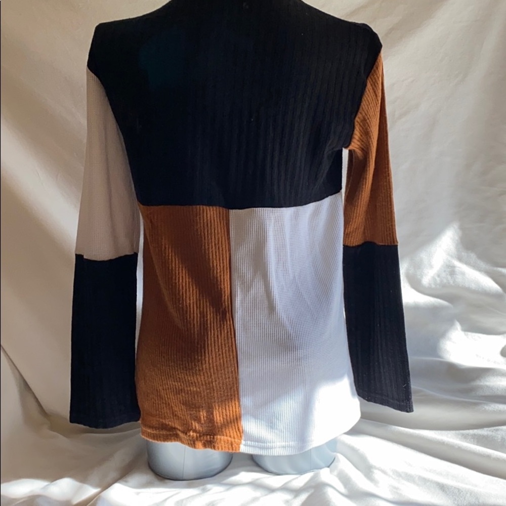 Color Block Top - Picture 3 of 4